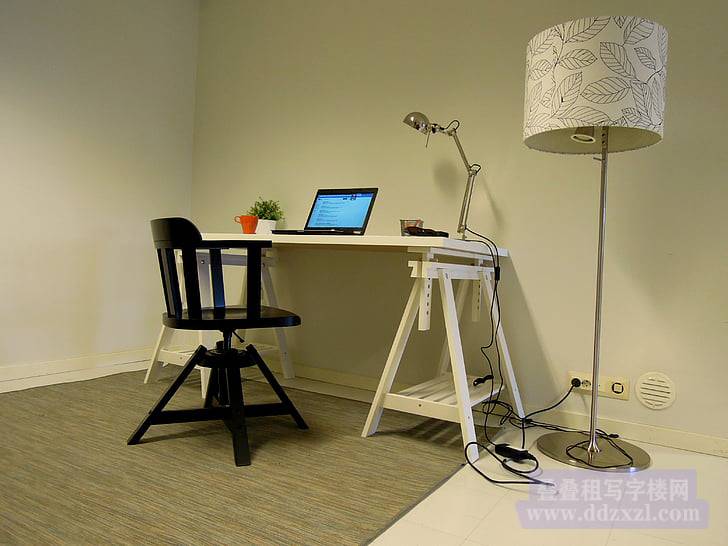 办公室木座椅是什么？-第1张图片-叠叠租写字楼网